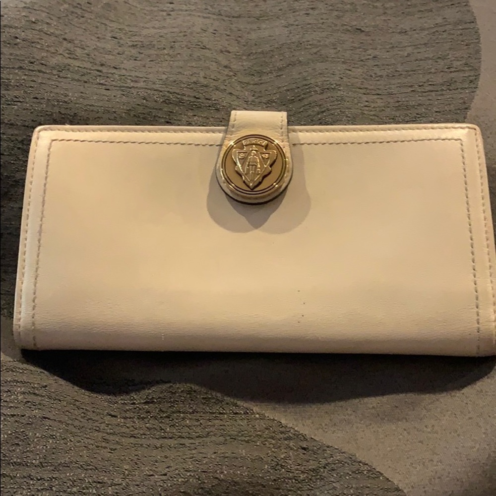 Woman’s Gucci wallet in cream authentic